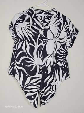 ROSE & OLIVE Black & White Floral Button-Front Women’s Top